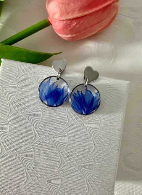 Kolczyki handmade ze stali szlachetnej z niebieskimi płatkami chabra