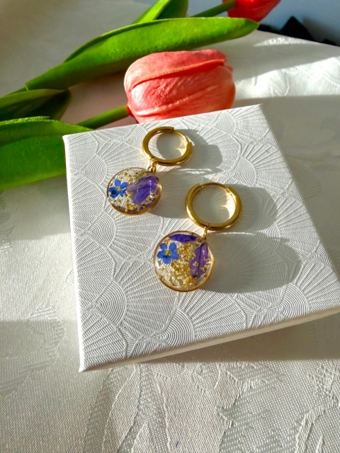 Złote kolczyki handmade z prawdziwymi kwiatami w okrągłych zawieszkach