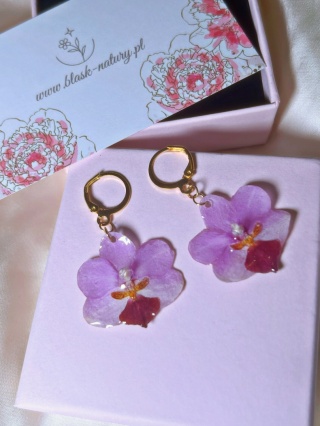 Kolczyki z prawdziwą orchideą – ręcznie robiona biżuteria z kwiatami