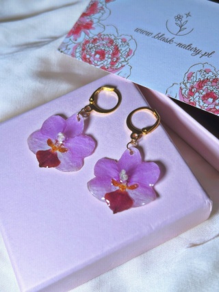 Kolczyki z prawdziwą orchideą – ręcznie robiona biżuteria z kwiatami