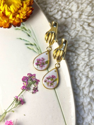 Kolczyki z prawdziwą smagliczką – subtelna biżuteria z kwiatami na wyjątkowych sztyftach z mosiądzu