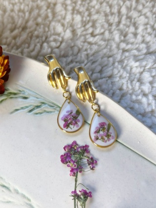 Kolczyki z prawdziwą smagliczką – subtelna biżuteria z kwiatami na wyjątkowych sztyftach z mosiądzu