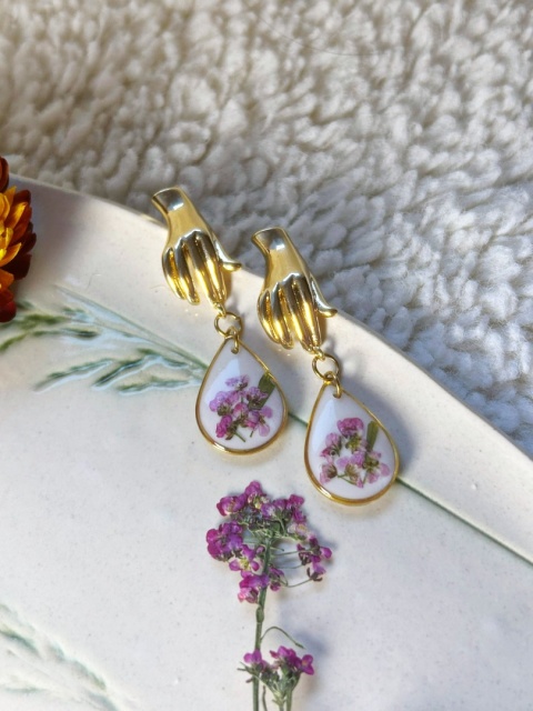 Ręcznie robione kolczyki z prawdziwą smagliczką i artystycznymi sztyftami w kształcie dłoni.