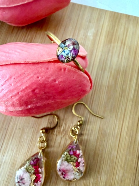 kolczyki i pierścionek z żywicy z suszonymi kwiatami delikatna biżuteria handmade
