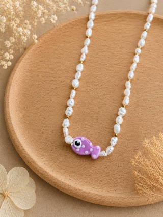 Letni naszyjnik z pereł i fioletową rybką – biżuteria handmade