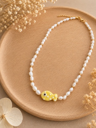 Letni naszyjnik z pereł i żółtą rybką – biżuteria handmade