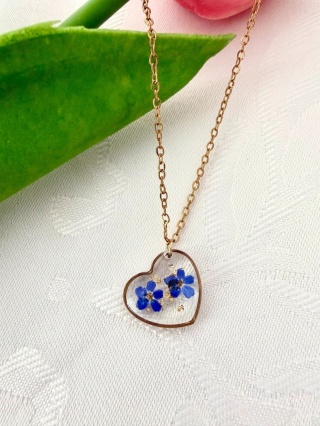 Naszyjnik serce z niezapominajkami – biżuteria z prawdziwymi kwiatami handmade