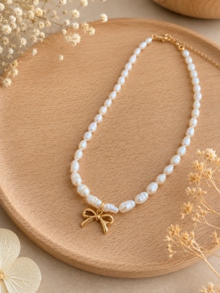 Naszyjnik z pereł i kokardką – delikatna biżuteria handmade