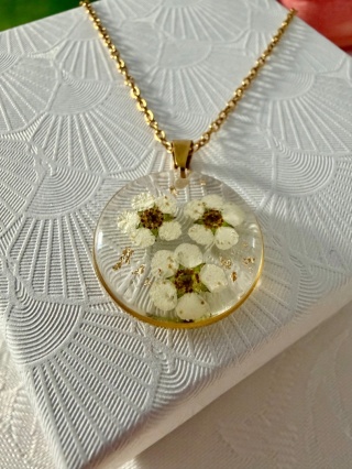 Naszyjnik z tawułą – biżuteria handmade z prawdziwymi kwiatami w żywicy