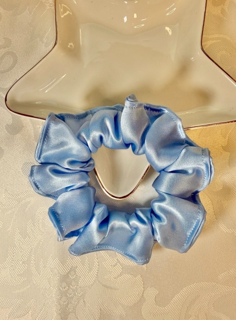 Błękitna jedwabna gumka scrunchie z naturalnego jedwabiu 21 momme
