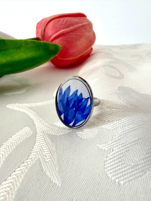 Pierścionek handmade z prawdziwym chabrem w żywicy ze stali szlachetnej