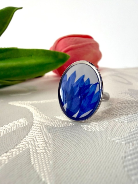 Pierścionek handmade z prawdziwym chabrem w żywicy ze stali szlachetnej