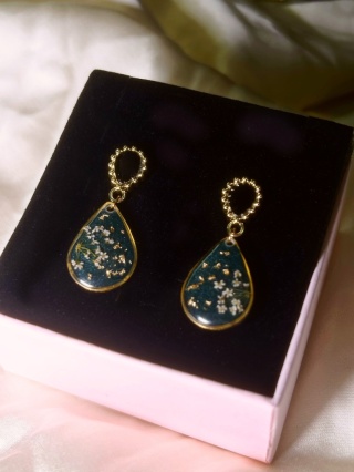 Kolczyki wiszące „Świąteczna Kropla” – ręcznie robiona biżuteria z żywicy z kwiatami