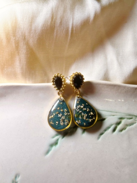 Kolczyki z kwiatami w żywicy w kształcie kropli, bigiel z czarną cyrkonią, świąteczna biżuteria ręcznie robiona.