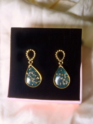 Kolczyki wiszące „Świąteczna Kropla” – ręcznie robiona biżuteria z żywicy z kwiatami