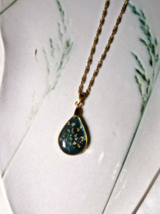 Naszyjnik „Świąteczna Kropla” – ręcznie robiona biżuteria z żywicy z kwiatami