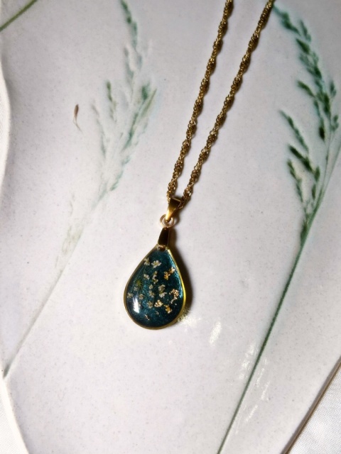 Ręcznie robiony naszyjnik z żywicy z naturalnymi kwiatami, elegancka kropla w świątecznych kolorach butelkowej zieleni.