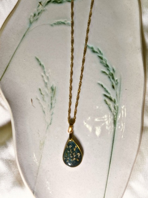 Naszyjnik z kwiatami w żywicy w kształcie kropli, łańcuszek singapurka, biżuteria ręcznie robiona, elegancki dodatek na święta.