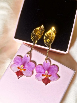 Kolczyki z prawdziwą orchideą – luksusowa biżuteria z kwiatami, która przyciąga wzrok i podkreśla naturalne piękno