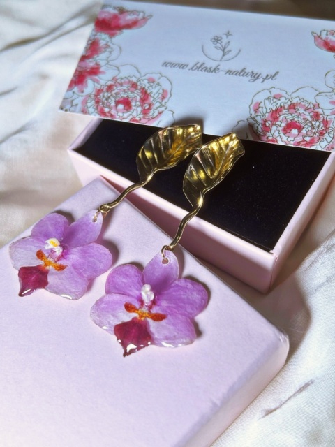 Eleganckie kolczyki z orchideą i złotymi liśćmi, unikatowa biżuteria handmade z kwiatami.