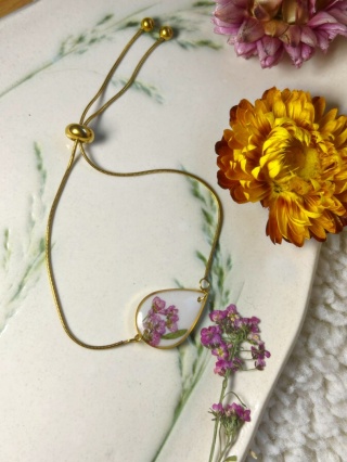 Delikatna bransoletka z prawdziwym kwiatem smagliczki w złotej oprawie