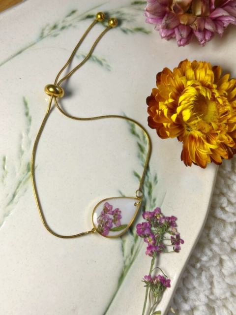 Pozłacana bransoletka z zatopioną w żywicy smagliczką na regulowanym łańcuszku