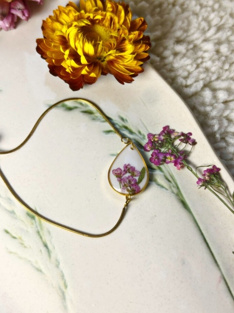 Ręcznie robiona bransoletka z żywicą i kwiatami na złotym łańcuszku