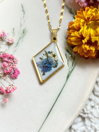 Naszyjnik z niebieskimi kwiatami w żywicy