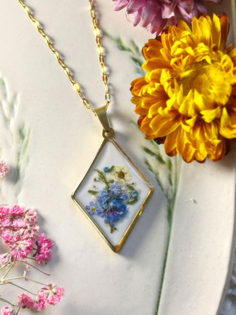 Naszyjnik z niebieskimi kwiatami w żywicy