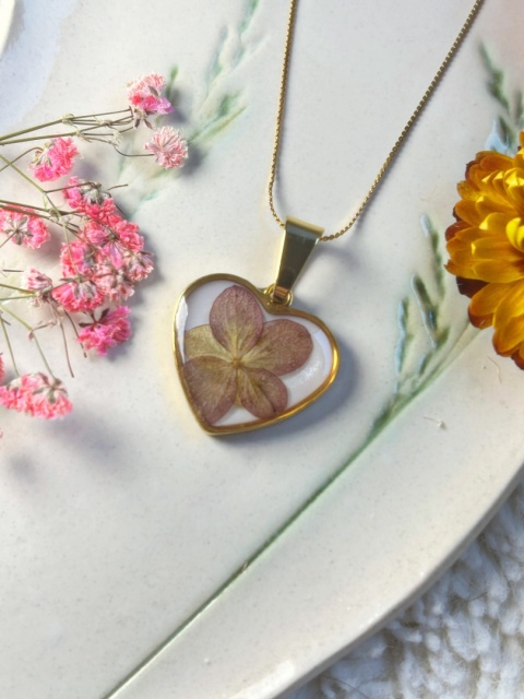 Naszyjnik z prawdziwą hortensją w żywicy w kształcie serca