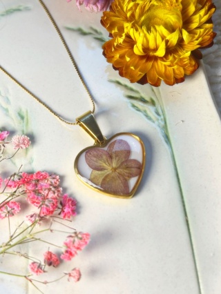 Naszyjnik serce z hortensją w żywicy