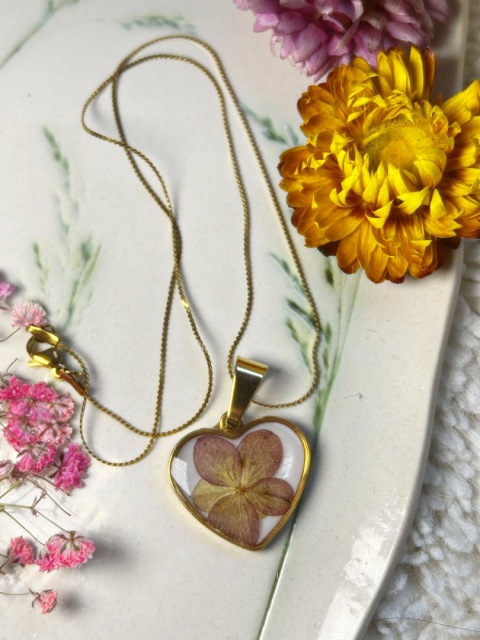 Biżuteria z żywicy z hortensją – romantyczna zawieszka serce