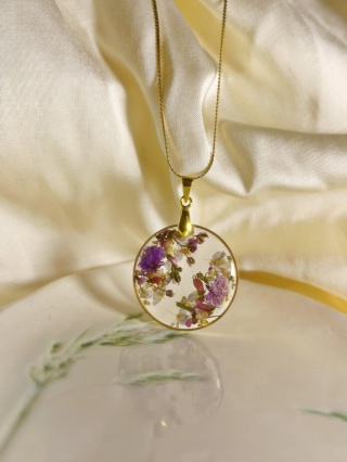 Naszyjnik z prawdziwymi kwiatami w żywicy – okrągły złoty wisiorek handmade