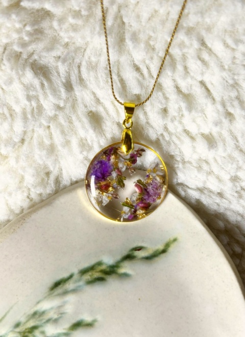 Naszyjnik z kwiatami w żywicy na złotym łańcuszku, biżuteria botaniczna.