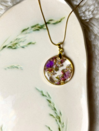 Naszyjnik z prawdziwymi kwiatami w żywicy – okrągły złoty wisiorek handmade