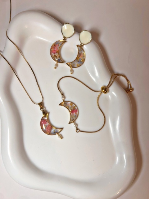 komplet biżuterii z naturalnymi kwiatami i perełkami w kształcie księżyca – kolczyki, naszyjnik i bransoletka Blask Natury