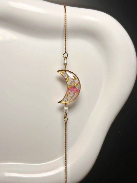 Ręcznie robiona bransoletka z naturalnymi kwiatami i perełką w kształcie księżyca – biżuteria handmade Blask Natury