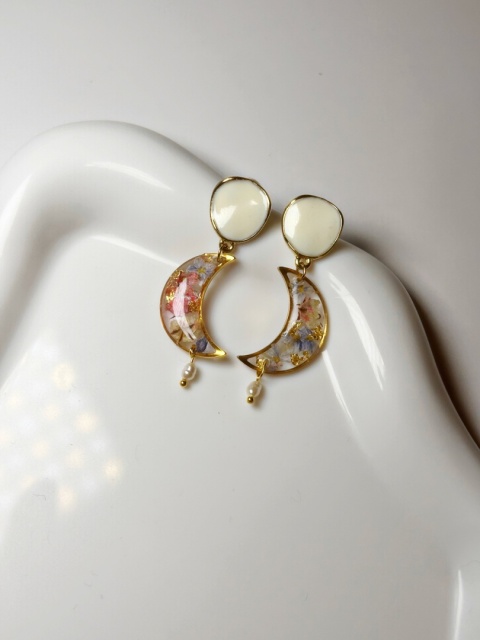 Kolczyki księżyce z kwiatami w żywicy i perełkami – biżuteria handmade