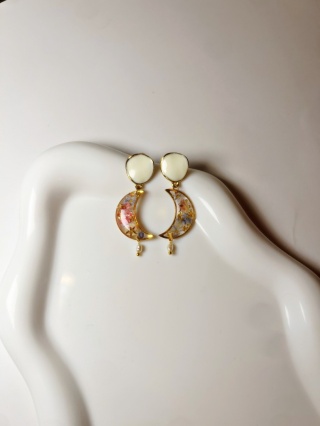 Kolczyki z naturalnymi kwiatami i perełkami – księżyc | Blask Natury