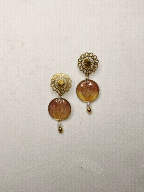 Kolczyki ze stali chirurgicznej z naturalnym płatkiem hortensji w żywicy, widoczne unerwienie płatka, perełka słodkowodna i hematyt