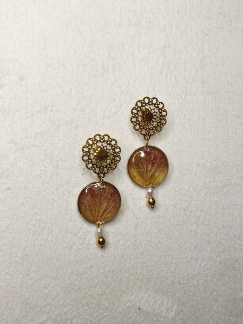 Eleganckie wiszące kolczyki z naturalnym płatkiem hortensji, wyraźna struktura i nerwy płatków, perła słodkowodna i hematyt