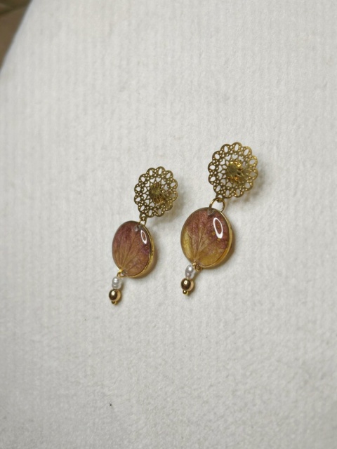 Ręcznie wykonane kolczyki na sztyftach z płatkiem hortensji, delikatne nerwy kwiatu w żywicy, złote detale i perła