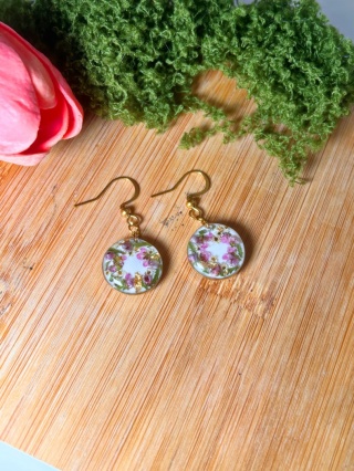 Komplet biżuterii z prawdziwymi kwiatami — naszyjnik, kolczyki i bransoletka