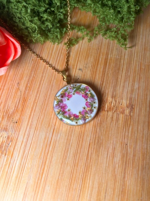 naszyjnik z prawdziwymi kwiatami