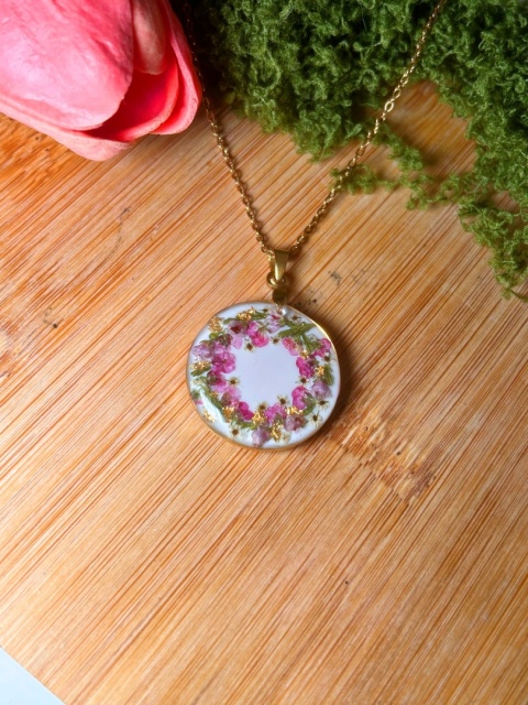 naszyjnik z prawdziwymi kwiatami