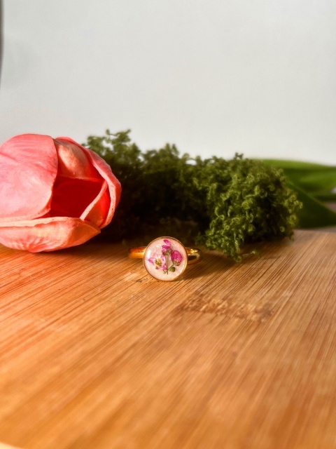 Pierścionek z prawdziwymi kwiatami smagliczki w żywicy – regulowany