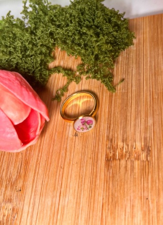 Pierścionek z prawdziwymi kwiatami smagliczki w żywicy – regulowany