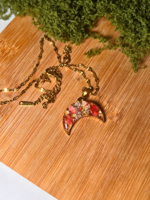 Naszyjnik lunula z prawdziwymi kwiatami – gipsówka i dzika marchew w koralowych odcieniach