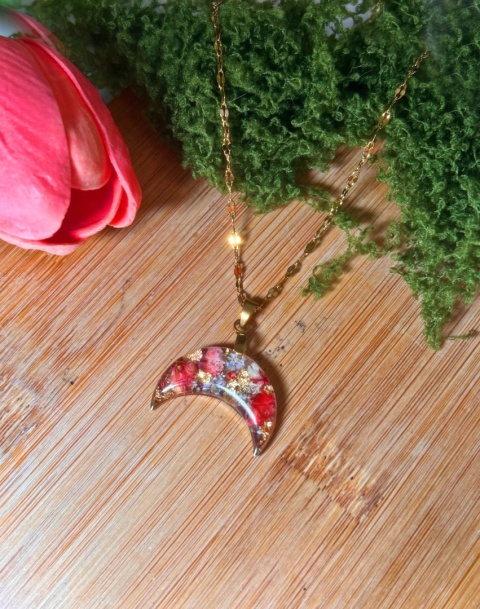 Naszyjnik lunula z prawdziwymi kwiatami – gipsówka i dzika marchew w koralowych odcieniach