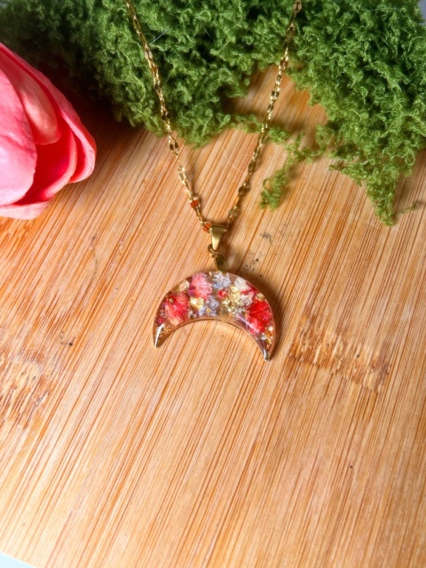 Naszyjnik lunula z prawdziwymi kwiatami – gipsówka i dzika marchew w koralowych odcieniach